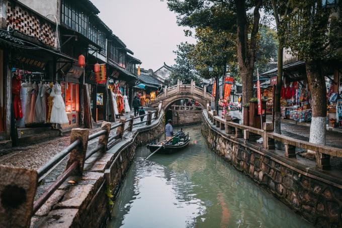 《辣辣火辣》:贾玲和雷佳音的身材转变引发观众关注